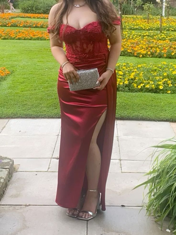 Schlichtes, schulterfreies Meerjungfrauen-Abendkleid aus burgunderroter Spitze mit Faltenschlitz und langen Ärmeln – Inspiration für formelle Abendgarderobe AB789