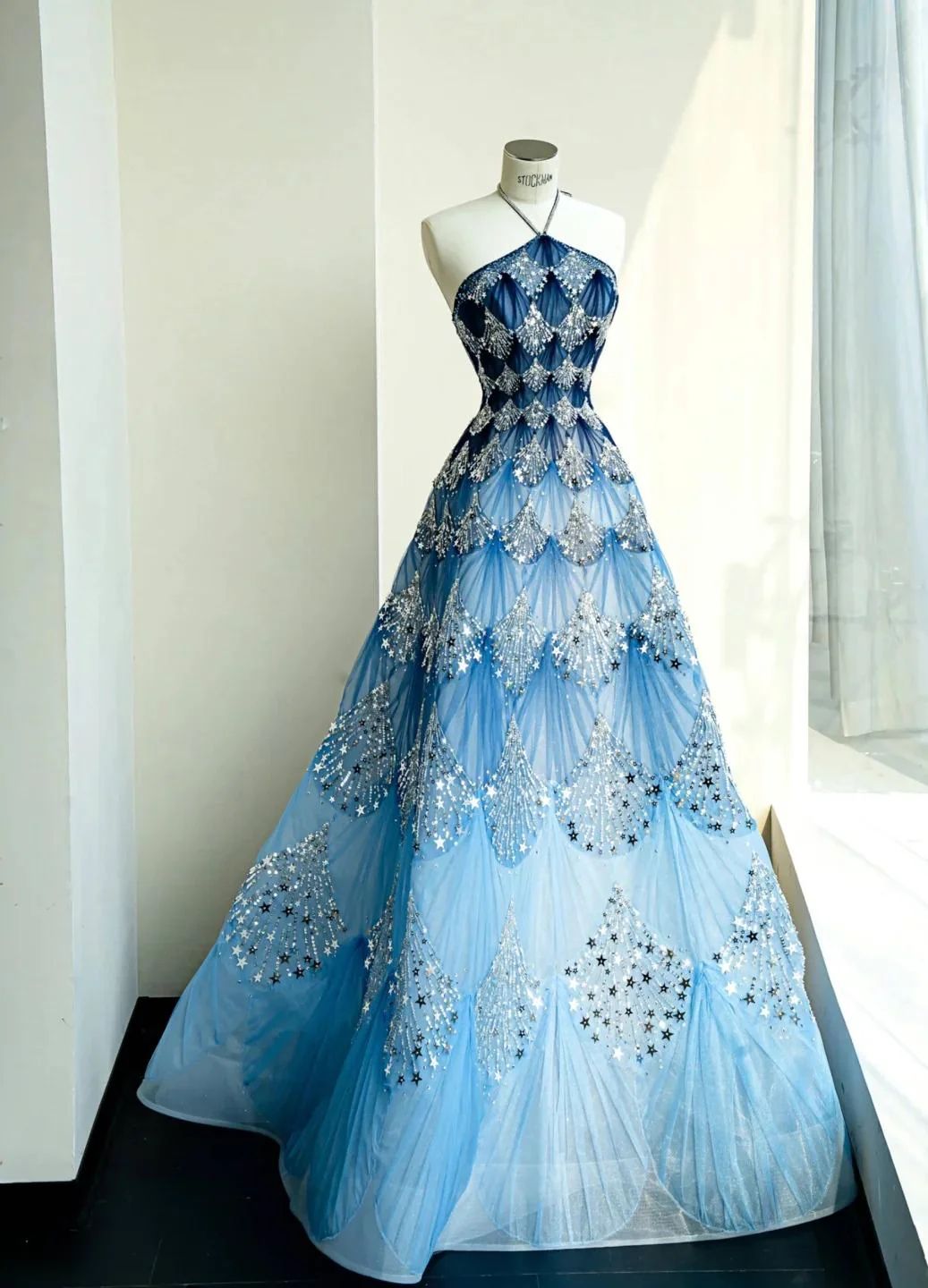 Elegantes langes Ballkleid aus blauem Tüll – Inspiration für Damen und Mädchen – Neckholder-Kleid für festliche Anlässe – Langes formelles Abendkleid AB1833