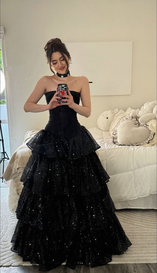 Sexy Ballkleid Trägerlos Schwarz mit Stufen Prom Kleider für Teens Formelles Kleid Party Outfits RB3024