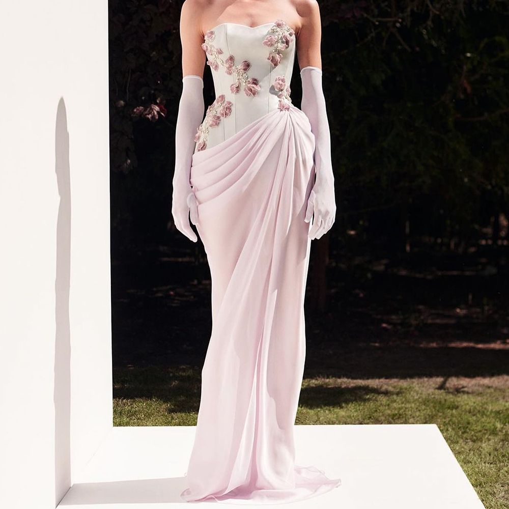 Magnifique robe de bal longue rose sirène à décolleté cœur et sequins, ornée de gants. Inspiration tenue de soirée N247