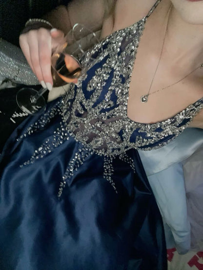 Robe de bal longue sans manches, coupe trapèze, col en V, bleu marine foncé, satin, perles argentées, sequins. Inspiration robe de bal AB1029