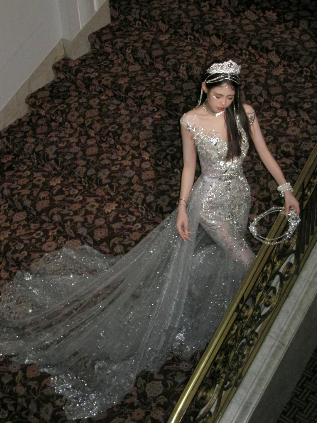 Robe de mariée sirène luxueuse à col rond ornée de perles, de pierres précieuses et de sequins argentés, coupe ajustée, référence N073