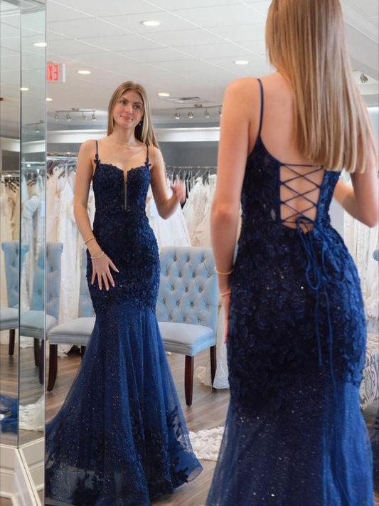 Trompeten-/Meerjungfrauen-Abendkleid mit Spaghettiträgern und Schleppe aus Spitze und Tüll, Abendkleid AB655