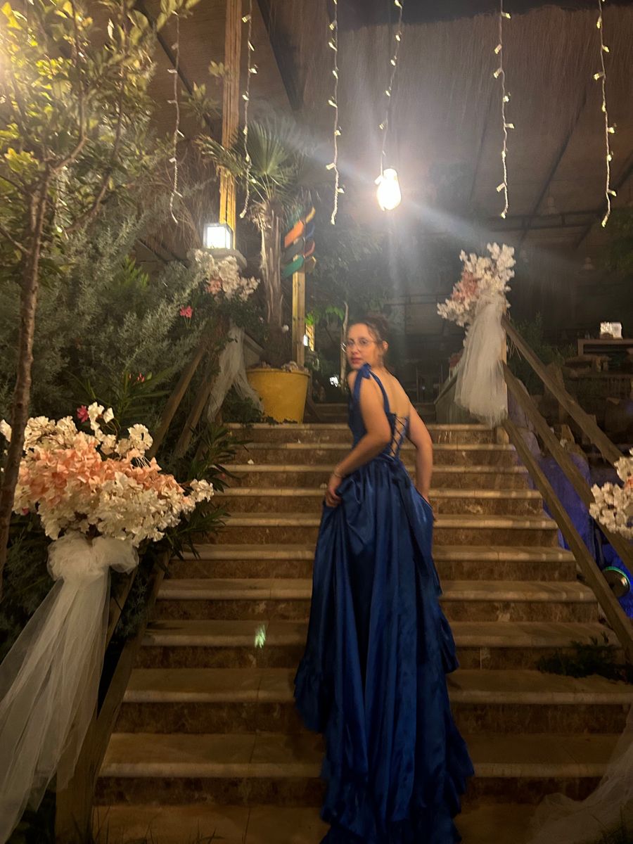 Robe de bal corsetée en satin bleu foncé sur mesure, robe de princesse à volants et fentes, robe de soirée élégante AB652