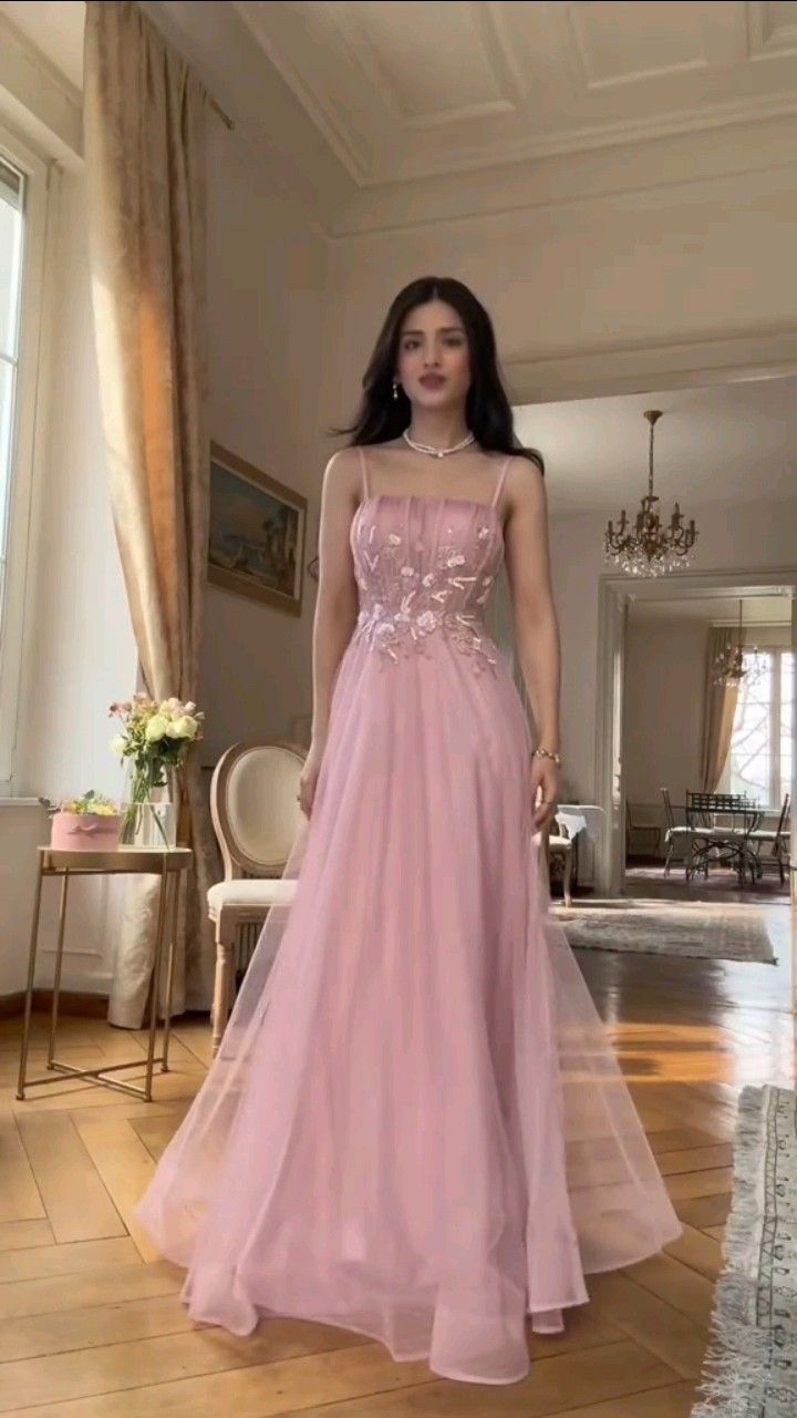 Robe de bal rose à fines bretelles et bretelles spaghetti, coupe trapèze, ornée d'appliqués en tulle, idéale pour une soirée de remise de diplômes ou une soirée dansante (N045)