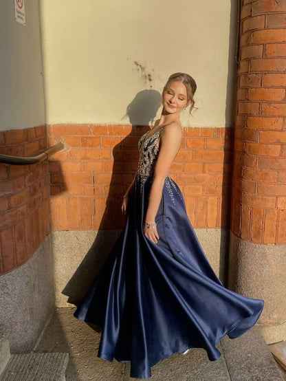 Robe de bal longue sans manches, coupe trapèze, col en V, bleu marine foncé, satin, perles argentées, sequins. Inspiration robe de bal AB1029