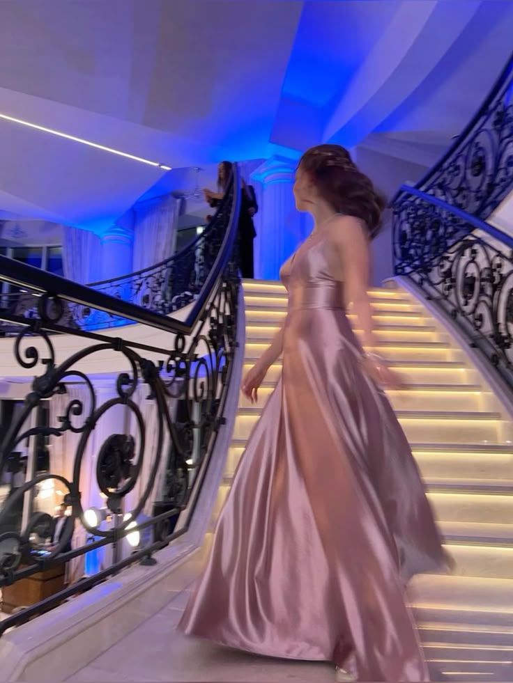 Sexy A-Linien-Abendkleid mit Spaghettiträgern, ärmellos, lang, rosa Satin, Inspiration für das Abendkleid AB1040
