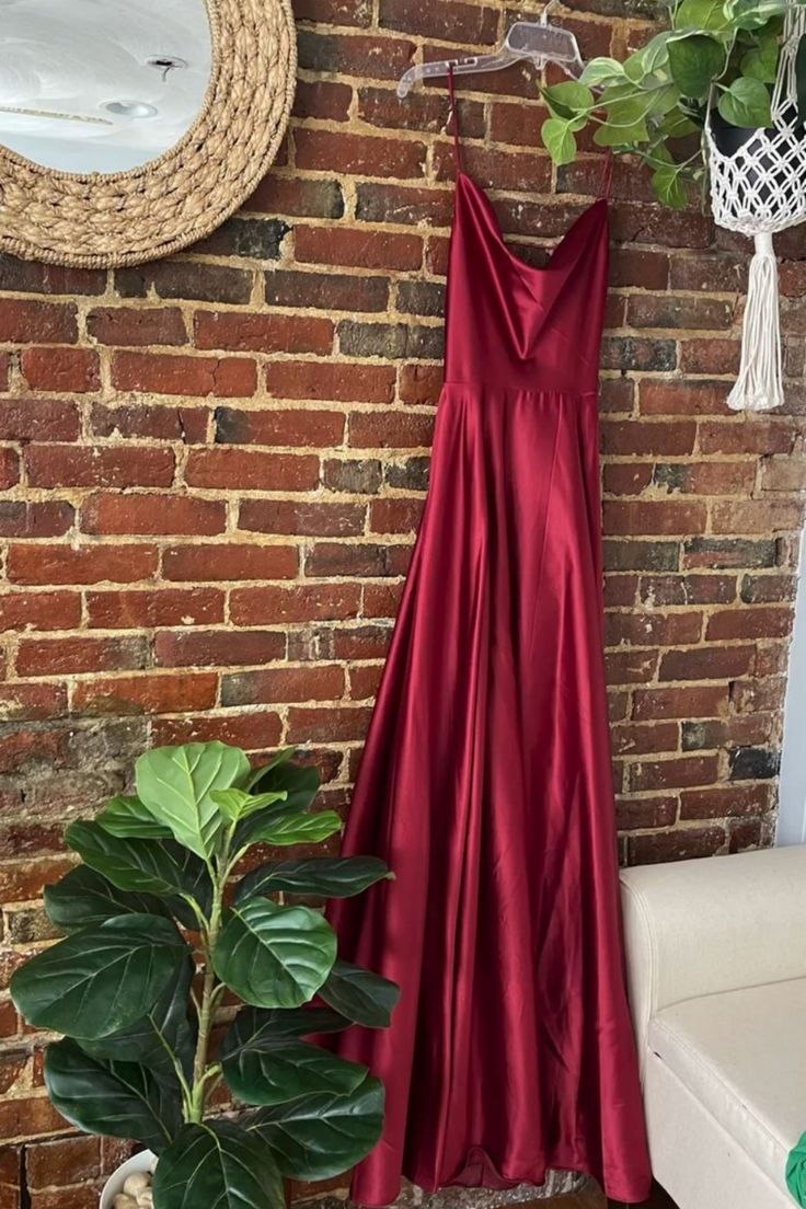 Robe de bal longue en satin bordeaux, coupe trapèze simple, fente haute - Inspiration robe de soirée AB704
