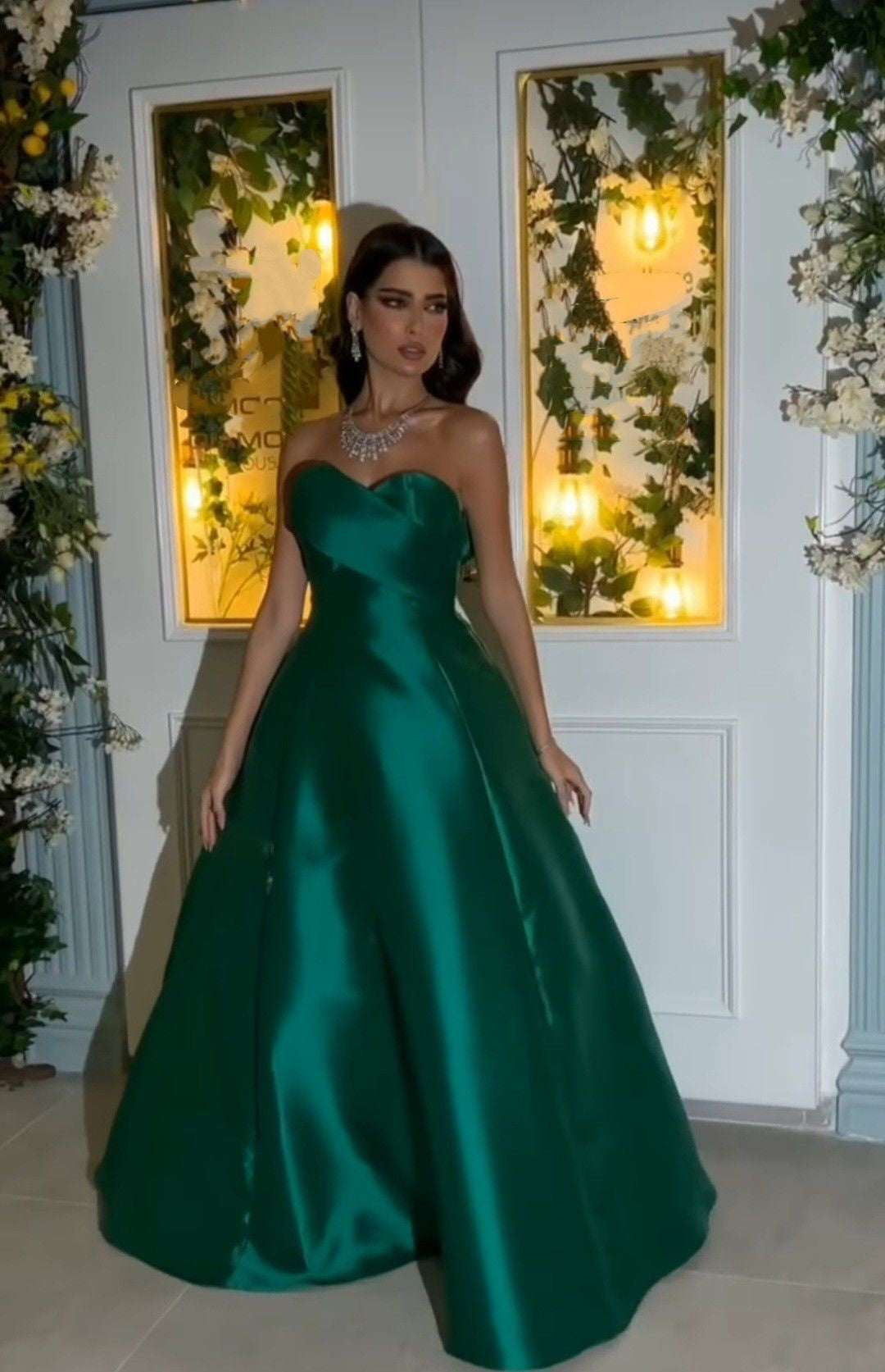 Robe de bal élégante en satin vert foncé, décolleté cœur, longueur au sol, idéale pour une remise de diplôme ou un 20e anniversaire (N103)