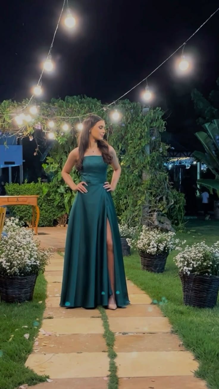 A-Linien-/Prinzessinnen-Abendkleid aus seidenähnlichem Satin mit Rüschen, Schlitz, V-Ausschnitt, ärmellos und mit Schleppe AB1606