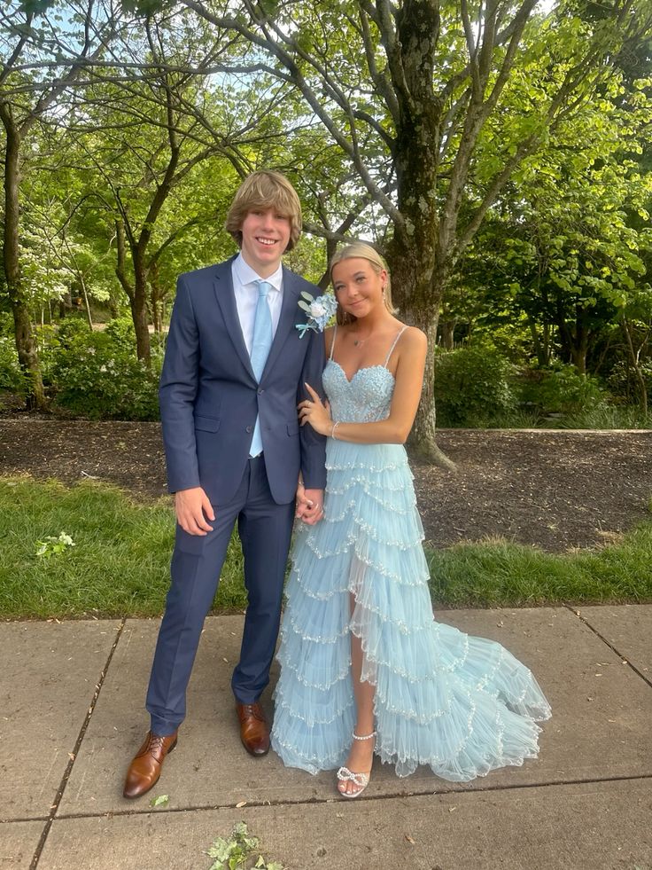 Robe de soirée longue élégante en tulle bleu à fines bretelles et fente, coupe trapèze, idéale pour un bal de promo ou une occasion spéciale (N603).