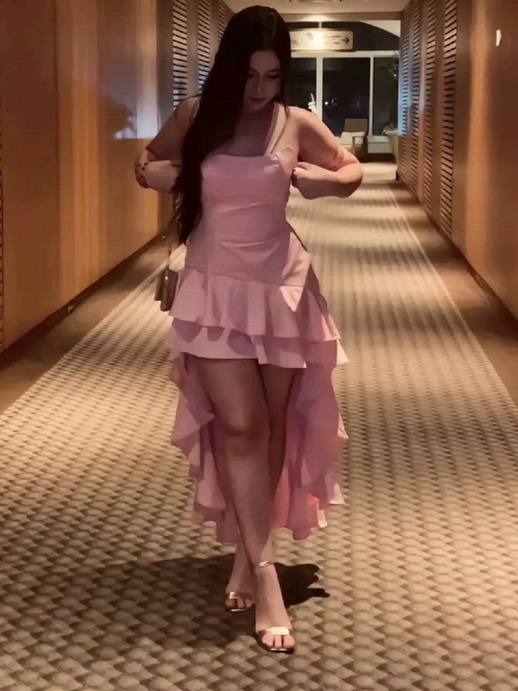 Robe de bal longue rose chic, bustier, à volants, asymétrique, idéale pour un 20e anniversaire (N112)