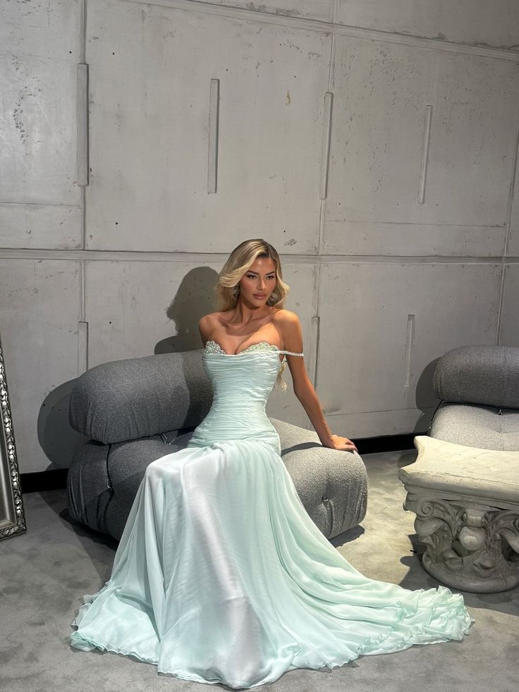 Robe de bal romantique sans manches en mousseline à épaules dénudées, ornée de perles et de plis, idéale pour la remise des diplômes (N898)