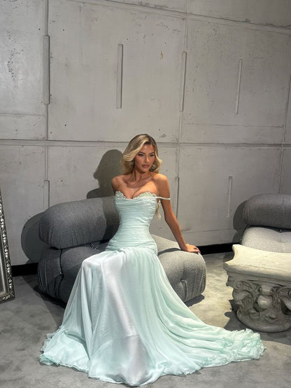 Robe de bal romantique sans manches en mousseline à épaules dénudées, ornée de perles et de plis, idéale pour la remise des diplômes (N898)