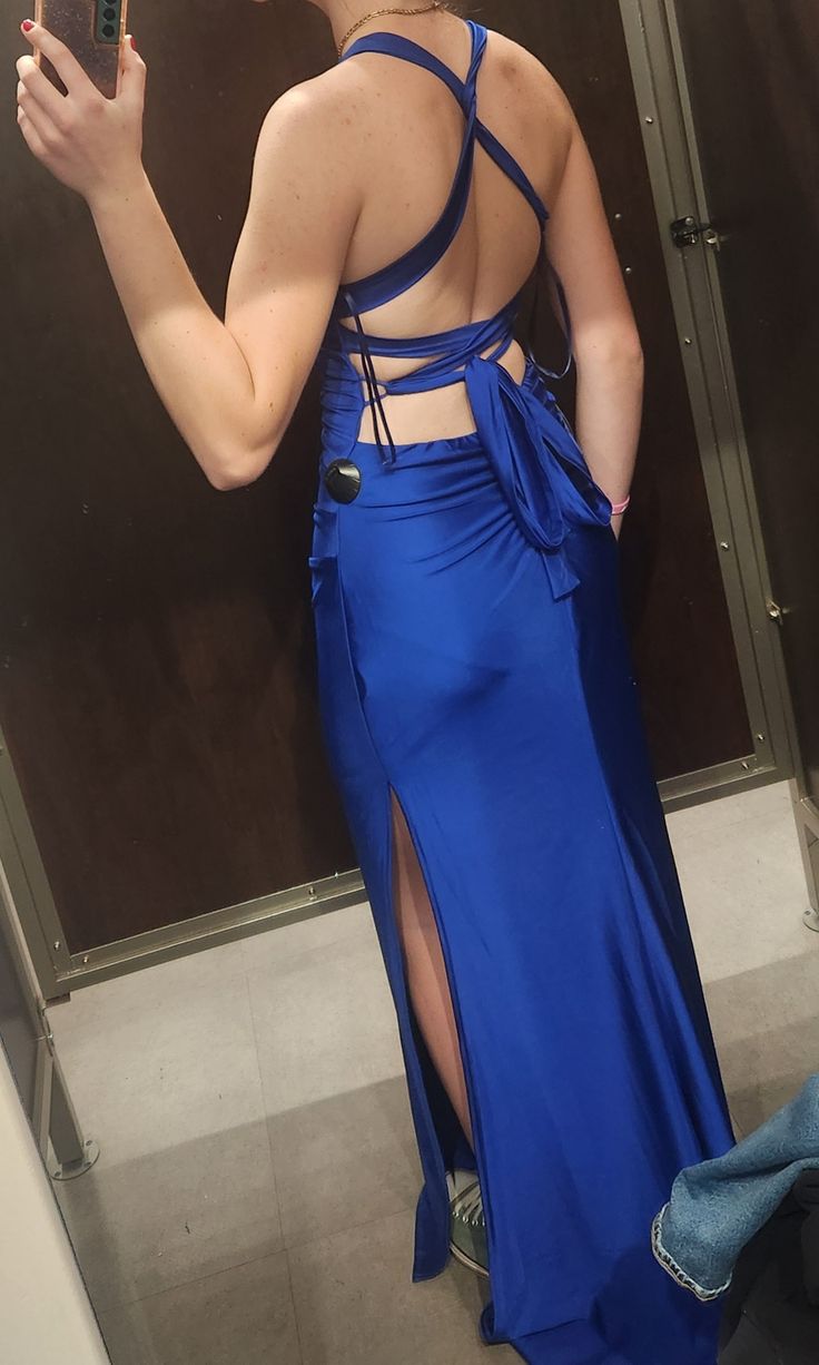 Robe de soirée sirène à fines bretelles bleu roi, dos nu et fente, idéale pour les jeunes filles (N1125).