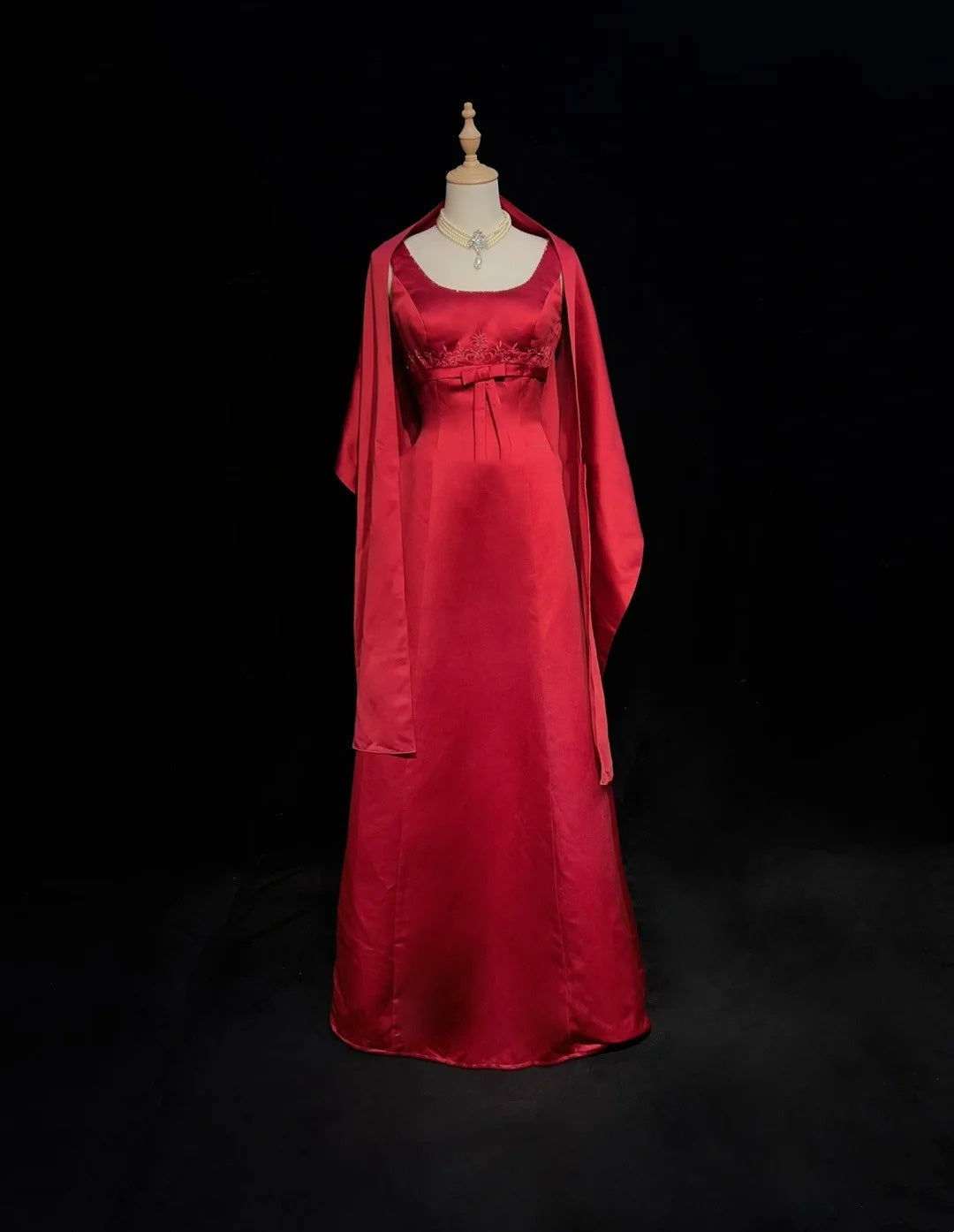 Vintage Abschlussballkleider Inspo A-Linie, eckiger Ausschnitt, roter Satin, 80er Jahre, lange Ballkleider mit Umhang N2857