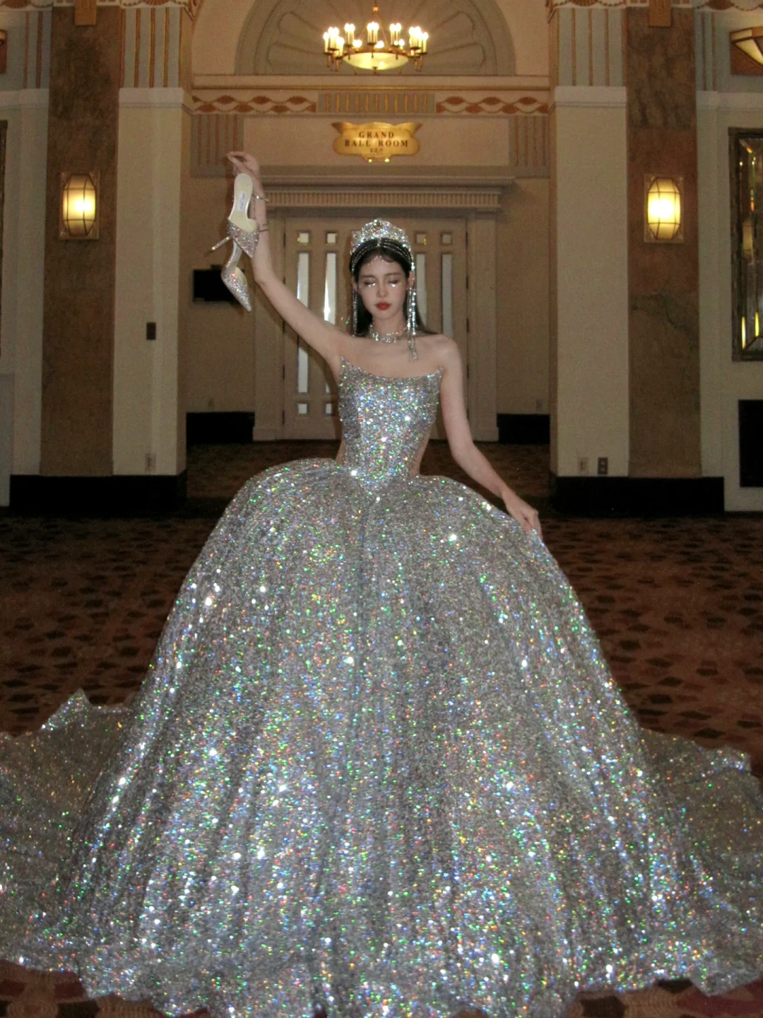 Robe de bal longue à paillettes argentées sans bretelles, sans sequins, idéale pour une quinceañera, un anniversaire de luxe ou une soirée Sweet 15/16 (N072)