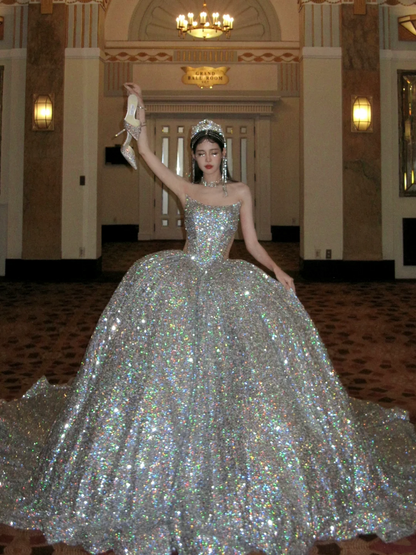 Robe de bal longue à paillettes argentées sans bretelles, sans sequins, idéale pour une quinceañera, un anniversaire de luxe ou une soirée Sweet 15/16 (N072)