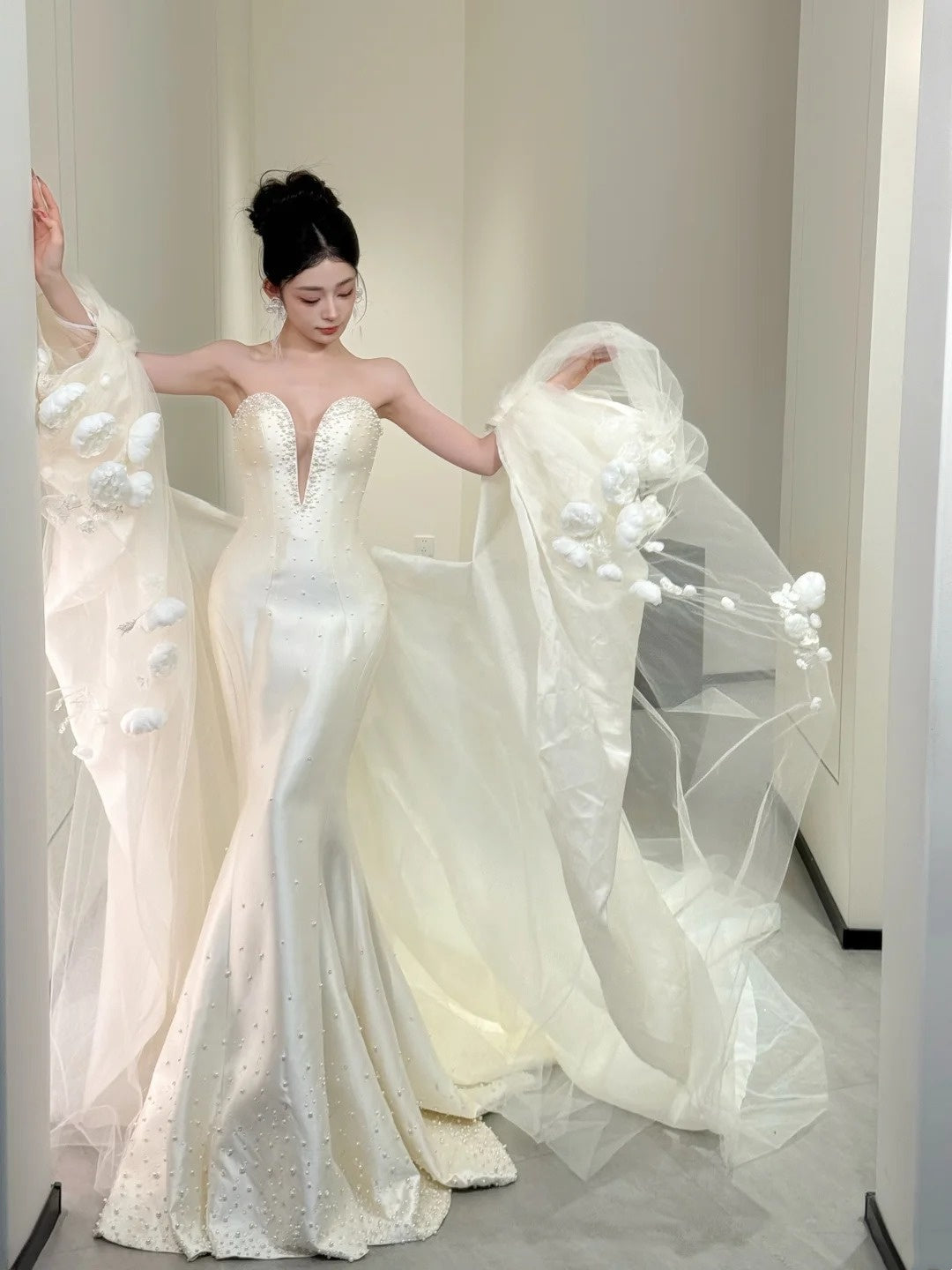 Robe de mariée sirène en satin blanc, décolleté cœur, longue et cintrée, modèle AB2473