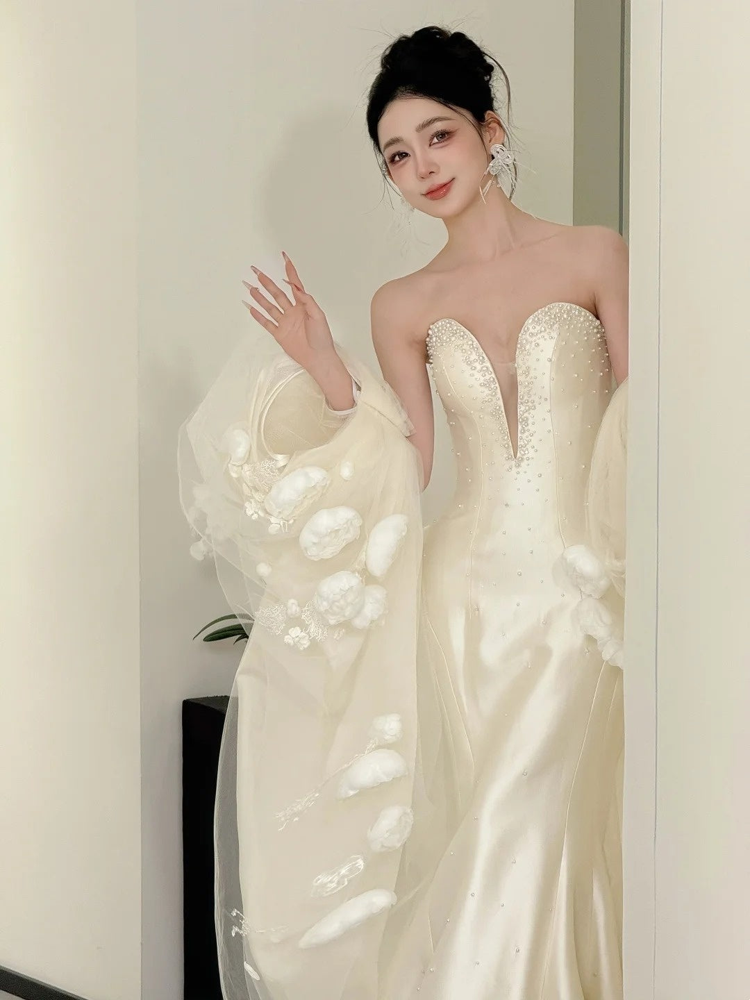 Robe de mariée sirène en satin blanc, décolleté cœur, longue et cintrée, modèle AB2473