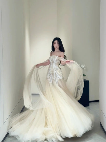 Robe de mariée sirène luxueuse à épaules dénudées avec cape, robe longue de mariée ajustée pour les mariées AB2472