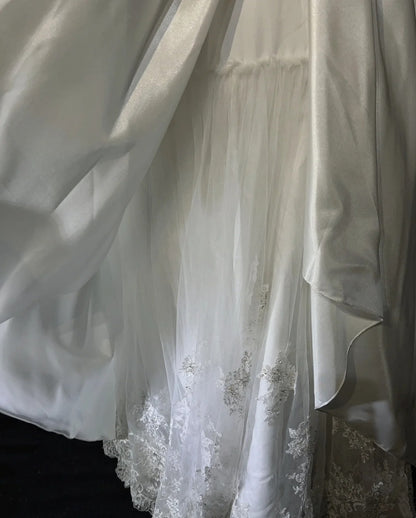 Einzigartige Brautkleider Meerjungfrau Spaghettiträger Elfenbein mit Rüschen Applikationen Langes Brautkleid N3631