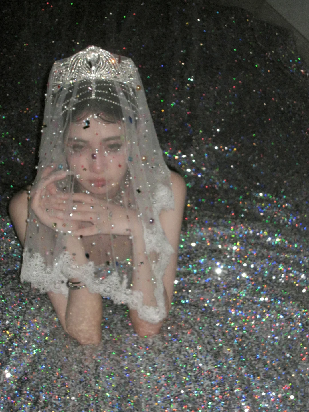 Robe de bal longue à paillettes argentées sans bretelles, sans sequins, idéale pour une quinceañera, un anniversaire de luxe ou une soirée Sweet 15/16 (N072)
