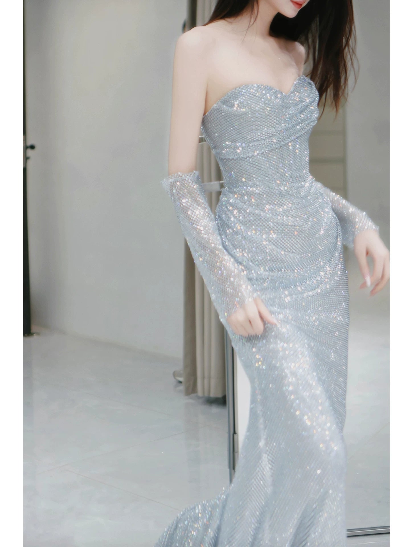 Robe de bal sirène à paillettes argentées et grises, décolleté cœur, avec gants assortis. Inspiration pour une longue soirée ou un 18e anniversaire (AB2223).