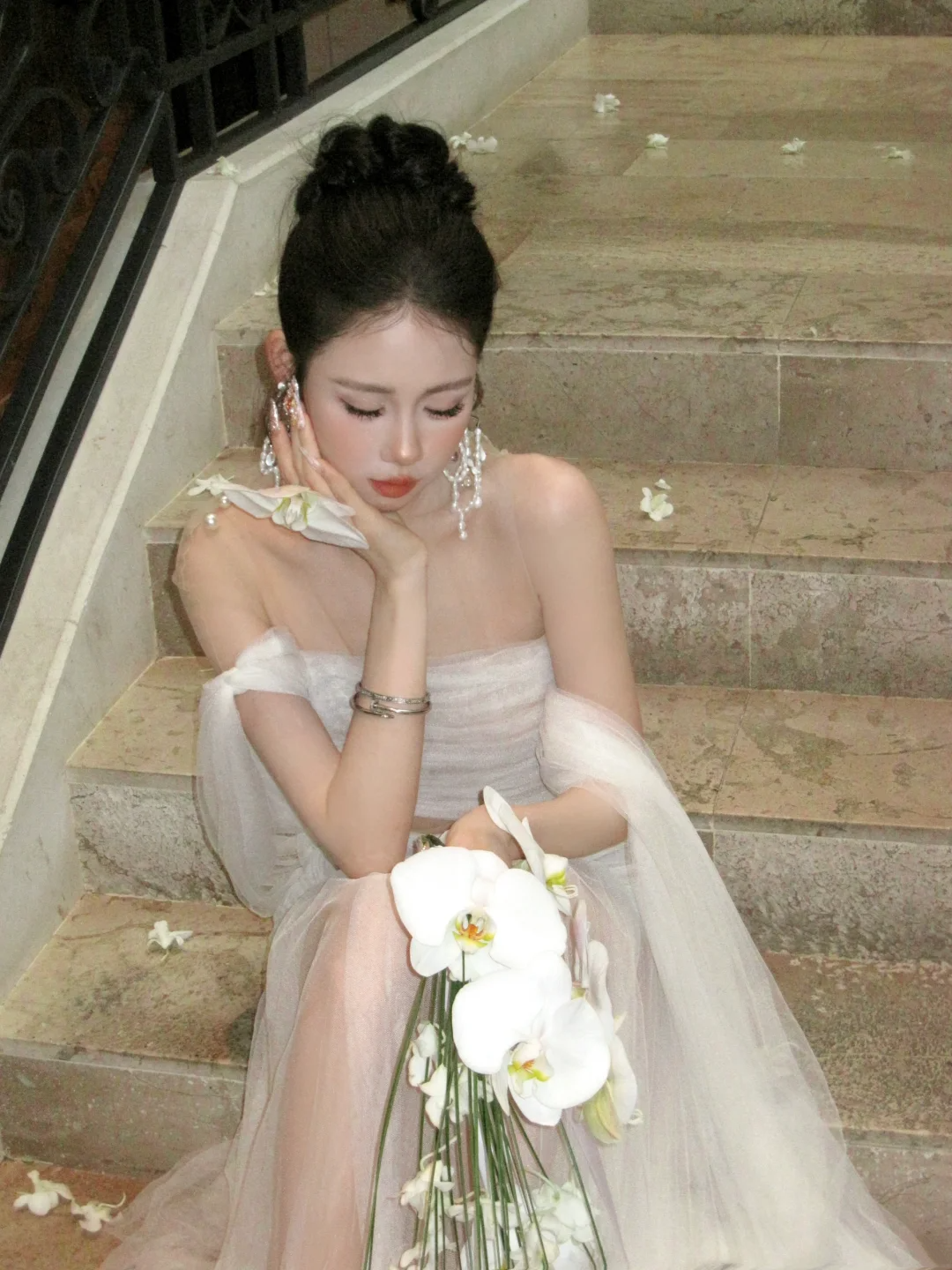 Robe de mariée sirène simple en tulle blanc à épaules dénudées avec plis et fronces, style féerique, référence N066