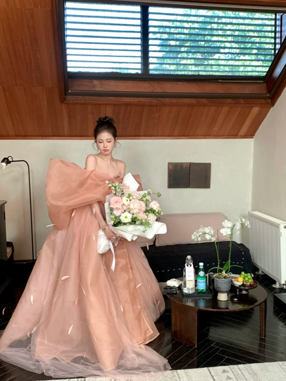 Elegantes, schulterfreies Ballkleid in Korallenrosa mit langen Ärmeln und Schleife – ein ästhetisches, langes Abendkleid für Abschlussfeiern (N065).