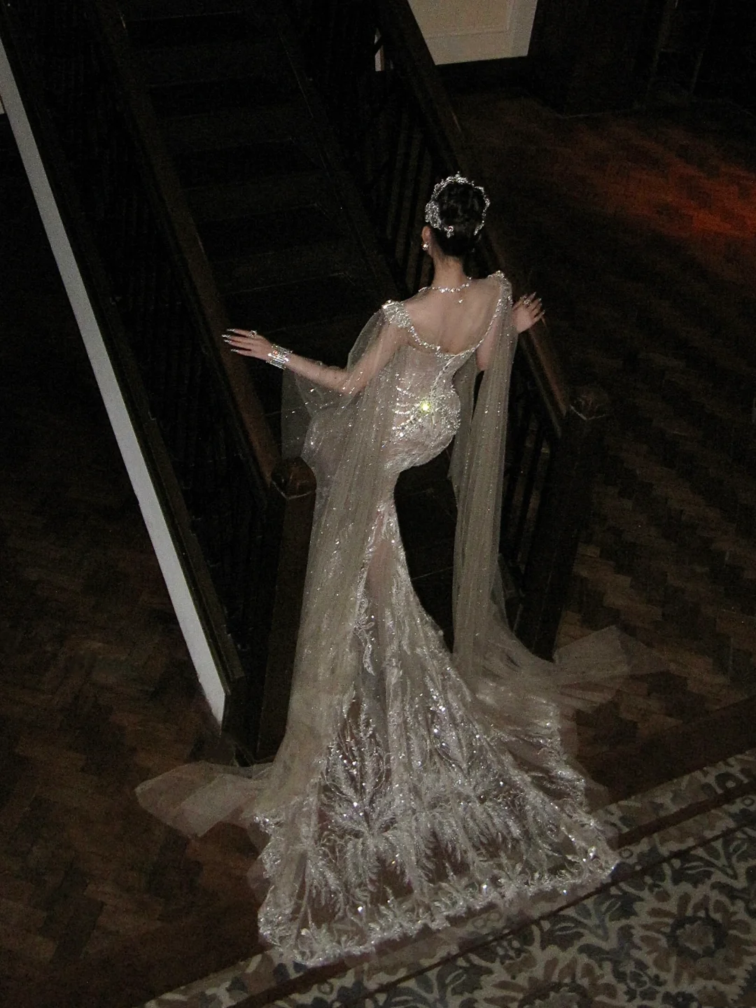 Robe de mariée sirène argentée à paillettes et traîne longue avec cape, robe de mariée féerique N067