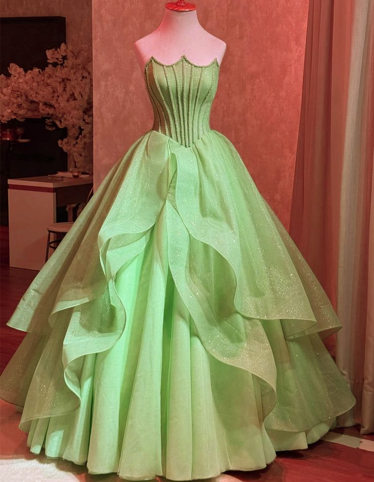 Robe de bal unique sans bretelles en tulle vert sauge à plusieurs volants, longue, idéale pour un bal de promo, une quinceañera, un anniversaire de 15 ou 16 ans (AB1104)