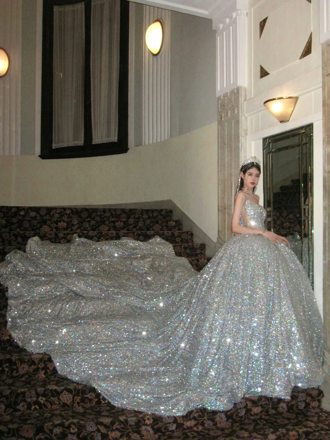 Robe de bal longue à paillettes argentées sans bretelles, sans sequins, idéale pour une quinceañera, un anniversaire de luxe ou une soirée Sweet 15/16 (N072)