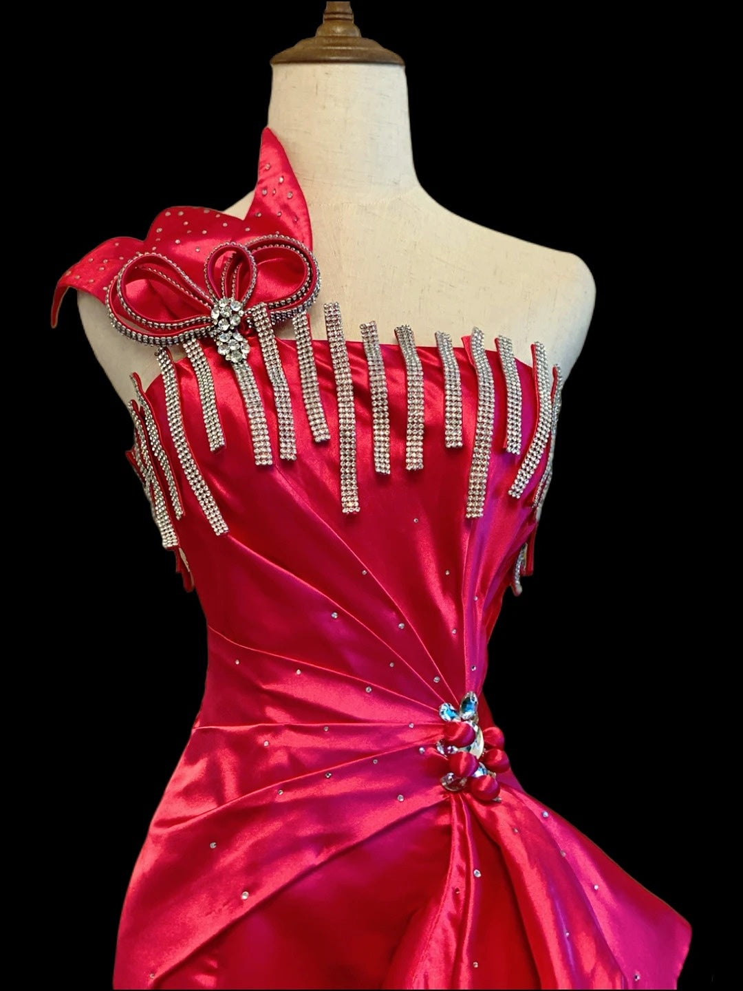 Robes de bal longues en satin rose vif, coupe sirène extravagante, une épaule, Inspo tenues de soirée RB4018