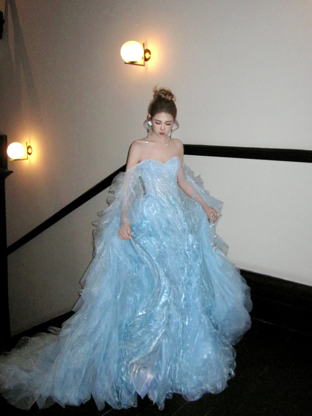 Robe de bal sobre en organza bleu à épaules dénudées, manches longues cape, à volants superposés, idéale pour une soirée de remise de diplômes (N054)
