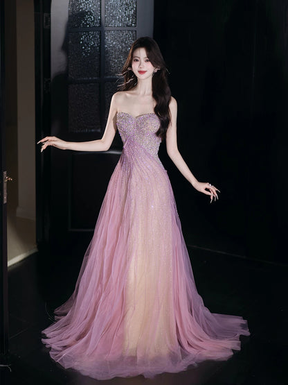 Robe de bal lilas sans manches en tulle à paillettes et décolleté cœur, coupe trapèze, ornée de sequins et de paillettes. Inspiration pour tenues de soirée et d'anniversaire (AB2213).