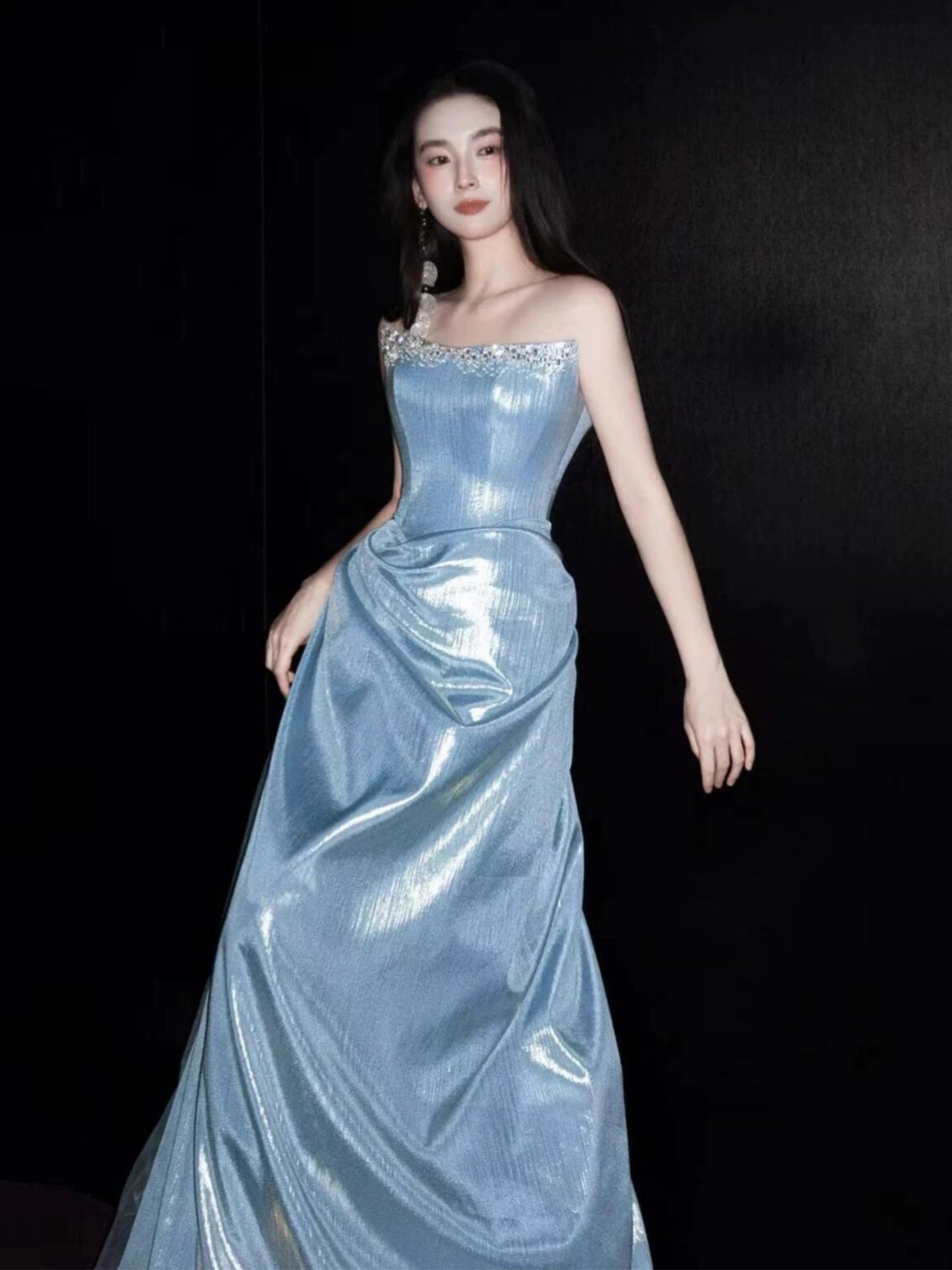 Robe de bal bleu clair sans bretelles, coupe trapèze et paillettes - Inspiration pour tenues de soirée et d'anniversaire AB2215