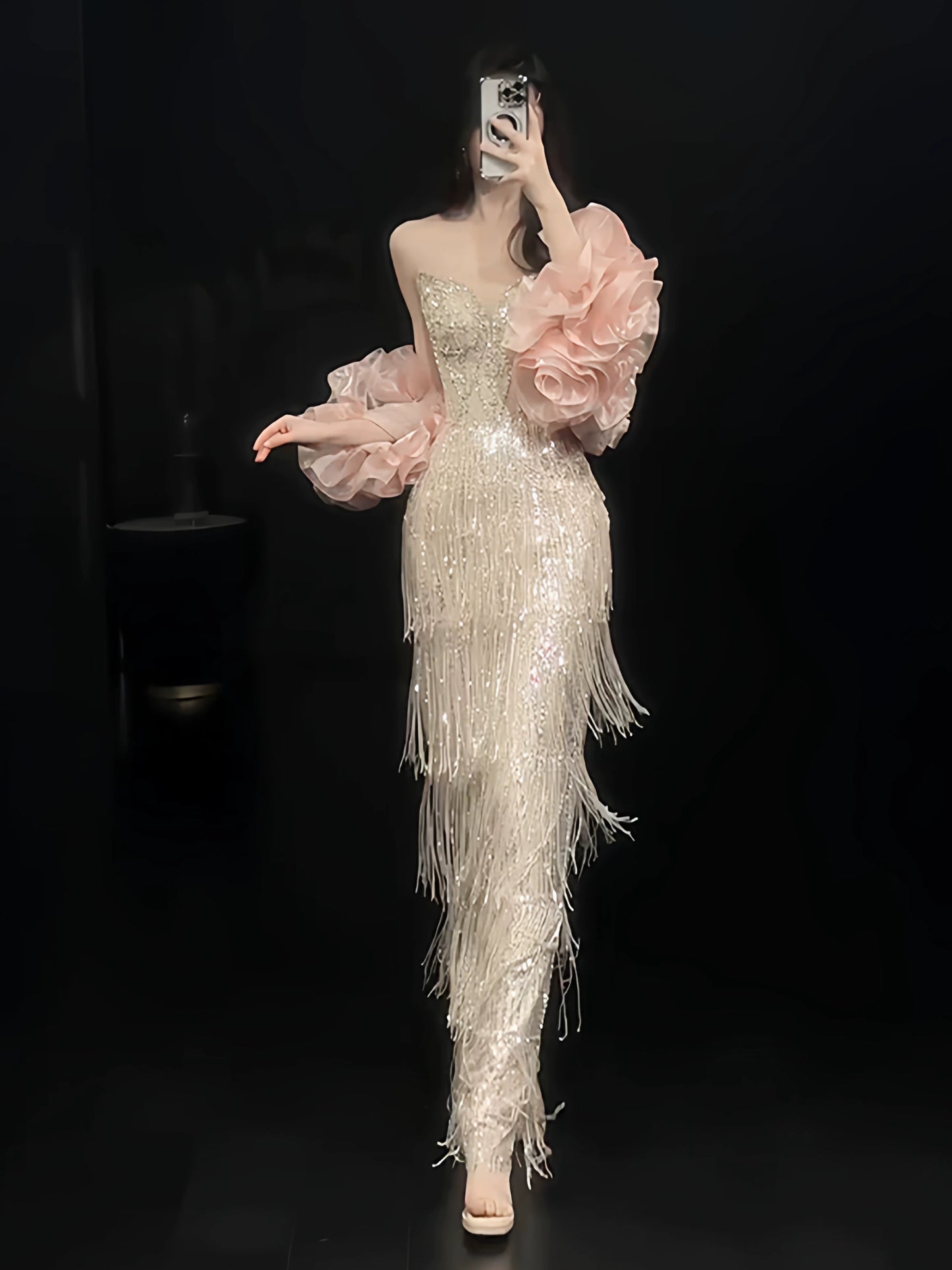 Robe de bal rose sans manches, fourreau pailleté et sans bretelles, ornée de pompons et de perles. Inspiration pour une tenue de soirée longue ou d'anniversaire (AB2214).
