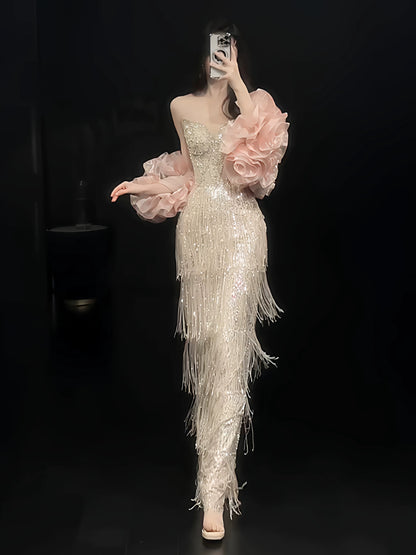 Robe de bal rose sans manches, fourreau pailleté et sans bretelles, ornée de pompons et de perles. Inspiration pour une tenue de soirée longue ou d'anniversaire (AB2214).