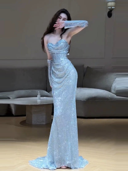 Robe de bal sirène à paillettes argentées et grises, décolleté cœur, avec gants assortis. Inspiration pour une longue soirée ou un 18e anniversaire (AB2223).