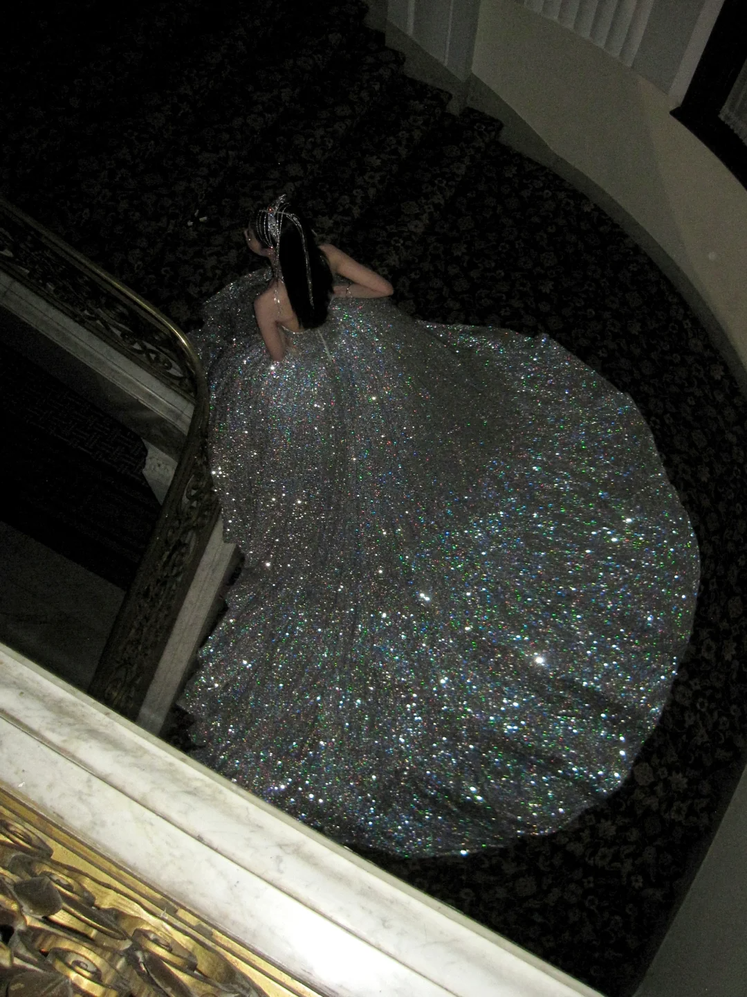 Robe de bal longue à paillettes argentées sans bretelles, sans sequins, idéale pour une quinceañera, un anniversaire de luxe ou une soirée Sweet 15/16 (N072)