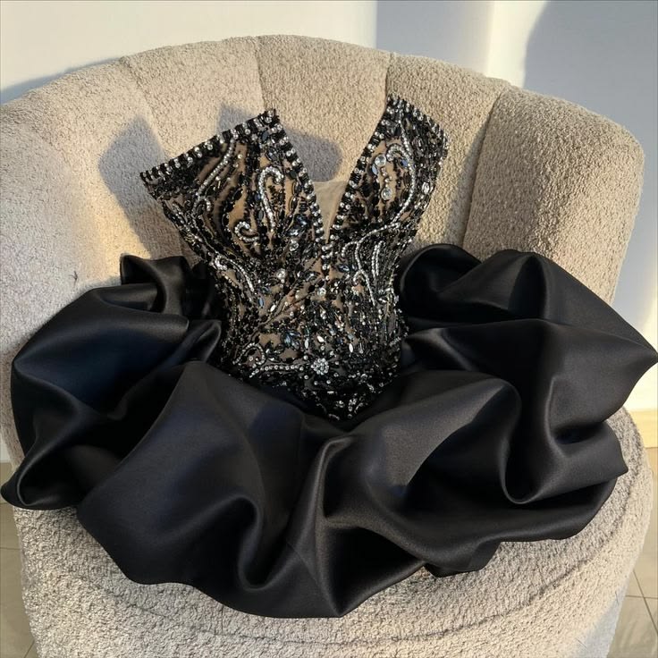 Robe de bal élégante bustier en satin noir, taille basse avec perles, idées de robes de bal courtes, robes de bal de rentrée scolaire RB4085