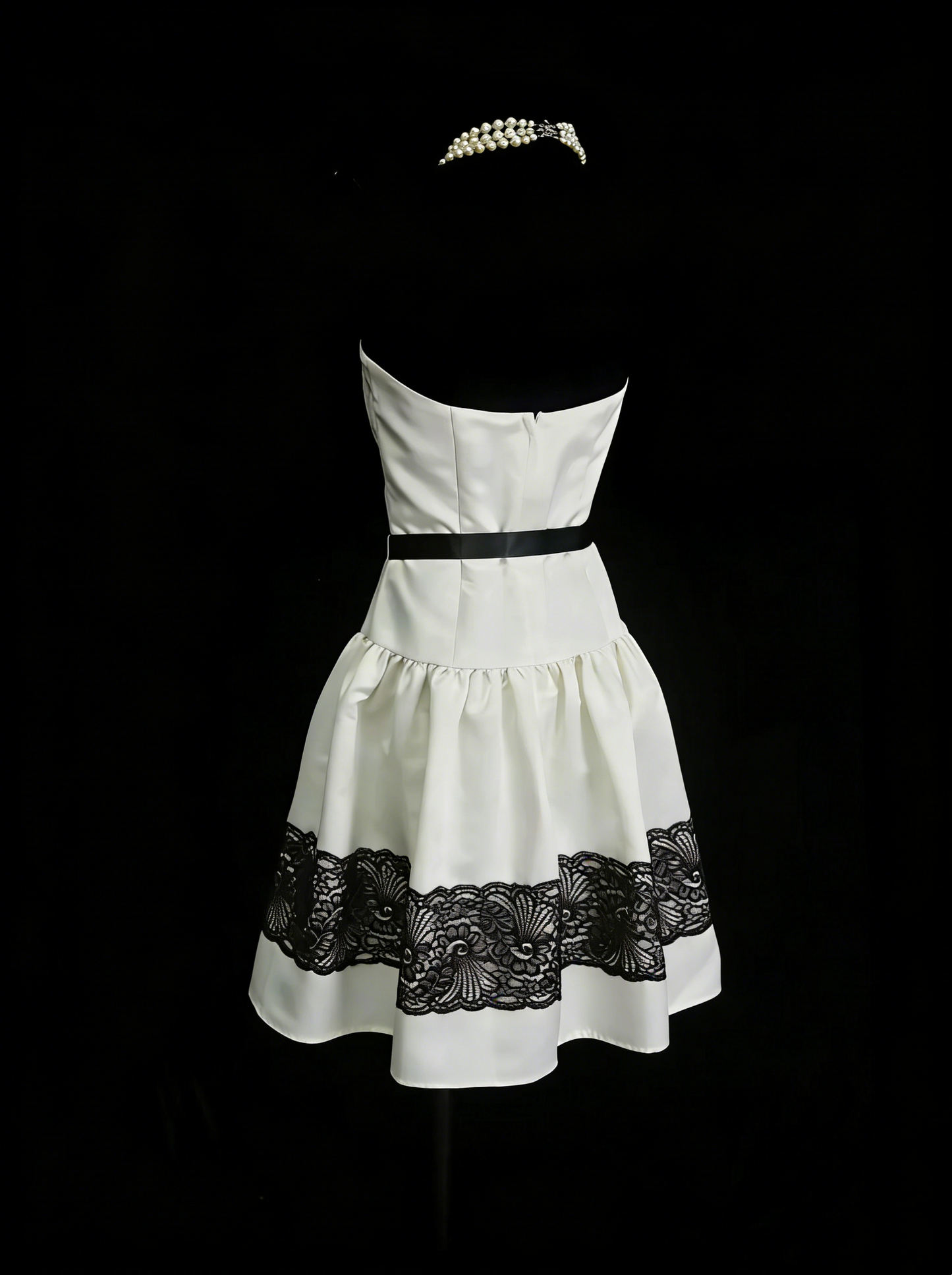 Einzigartiges, trägerloses A-Linien-Kleid aus elfenbeinfarbenem Satin mit schwarzer Spitze, inspiriert von den Homecoming-Kleidern der 2000er Jahre (N1444)