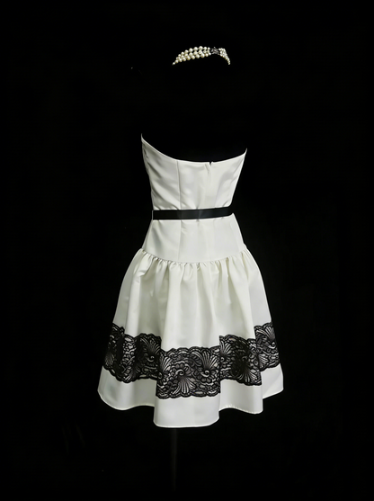 Einzigartiges, trägerloses A-Linien-Kleid aus elfenbeinfarbenem Satin mit schwarzer Spitze, inspiriert von den Homecoming-Kleidern der 2000er Jahre (N1444)