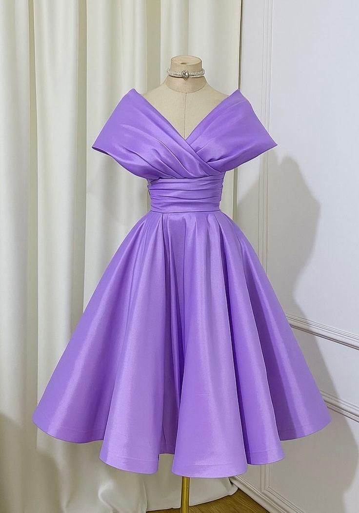 Süßes Ballkleid schulterfrei Lila knielang Satin 18. Geburtstags-Kleider Homecoming Outfits N2423