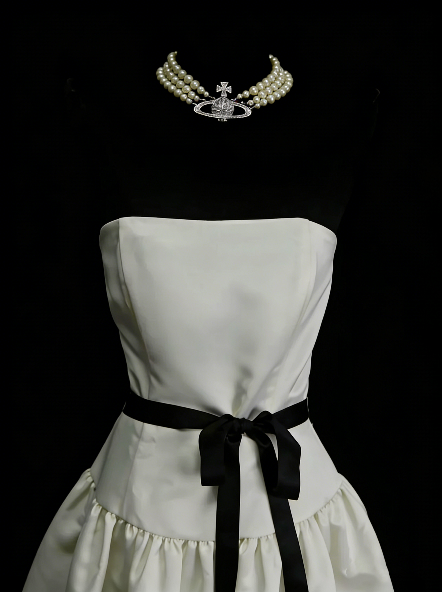Einzigartiges, trägerloses A-Linien-Kleid aus elfenbeinfarbenem Satin mit schwarzer Spitze, inspiriert von den Homecoming-Kleidern der 2000er Jahre (N1444)