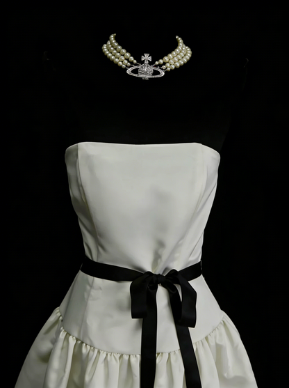 Einzigartiges, trägerloses A-Linien-Kleid aus elfenbeinfarbenem Satin mit schwarzer Spitze, inspiriert von den Homecoming-Kleidern der 2000er Jahre (N1444)