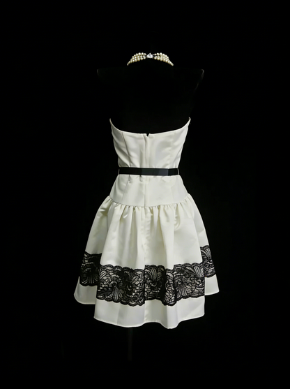 Einzigartiges, trägerloses A-Linien-Kleid aus elfenbeinfarbenem Satin mit schwarzer Spitze, inspiriert von den Homecoming-Kleidern der 2000er Jahre (N1444)
