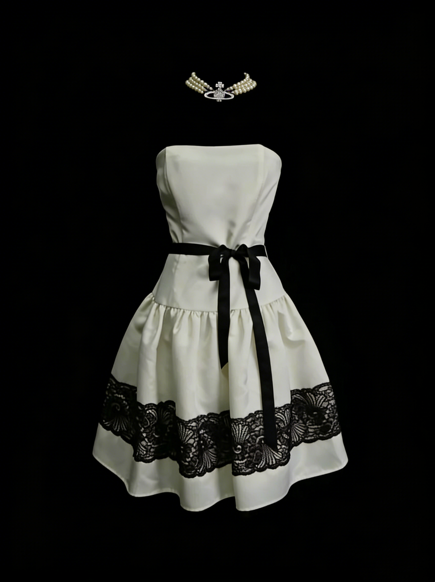 Einzigartiges, trägerloses A-Linien-Kleid aus elfenbeinfarbenem Satin mit schwarzer Spitze, inspiriert von den Homecoming-Kleidern der 2000er Jahre (N1444)
