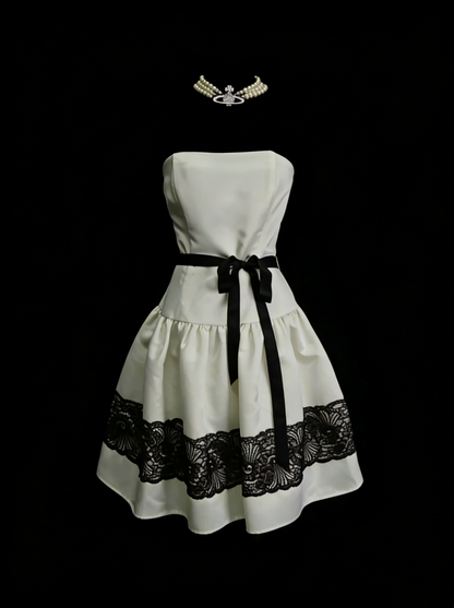 Einzigartiges, trägerloses A-Linien-Kleid aus elfenbeinfarbenem Satin mit schwarzer Spitze, inspiriert von den Homecoming-Kleidern der 2000er Jahre (N1444)